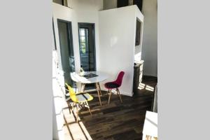 a small dining room with a table and chairs at Der Wasserturm in Niebüll