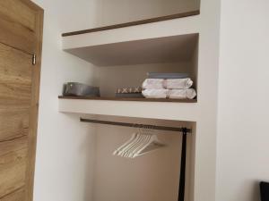 um quarto com um armário com uma prateleira e toalhas em La Soba em Föhrenhain