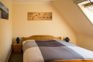 a bedroom with a bed with birds on the wall at Sina in Pruchten