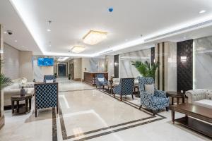 un vestíbulo de un hotel con sillas y mesas en Semat ApartHotel, en Yeda