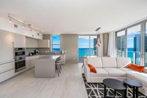 Η κουζίνα ή μικρή κουζίνα στο Hyde Beach House Hollywood Private Suites