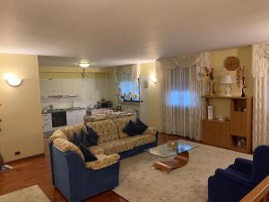 a living room with a couch and a table at Vacanze in Puglia in Pezze di Greco