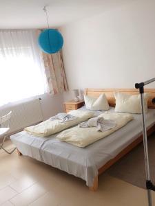 
Ein Bett oder Betten in einem Zimmer der Unterkunft Seehotel Luisenhof
