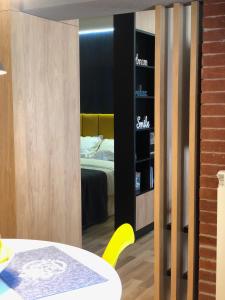 um quarto com uma cama, uma mesa e um espelho em GoConcept Studio em Iaşi
