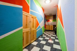 Habitación con paredes coloridas y suelo a cuadros. en Bled Hostel, en Bled