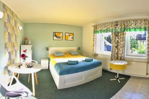 リベレツにあるPenzion Miniのベッドルーム1室(ベッド1台、テーブル、窓付)