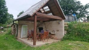 a patio with a table and chairs in front of a house at Ubytování na farmě v Novohradských horách in Horní Stropnice