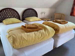 Duas camas com cobertores castanhos e almofadas em Dortes Bed & Breakfast em Lintrup