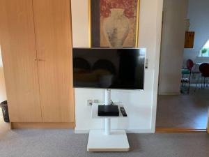 a flat screen tv sitting on top of a white wall at Dortes Bed & Breakfast in Lintrup