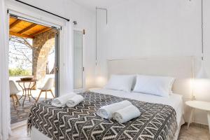 A bed or beds in a room at Daphne's Lux Villa Még 37 kép