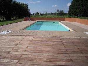una pequeña piscina con suelo de baldosa en Gite classé 3 étoiles pour 2 en Loubersan