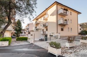 un condominio con piante in un cortile di Speloncae Apartment a Sperlonga