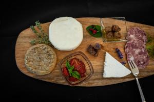 een snijplank met verschillende soorten vlees en kaas bij Villa Gelso in Vesime