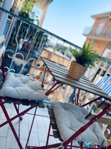 une table et des chaises sur un balcon avec une plante dans l'établissement B&B Adc home, à Ercolano