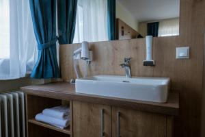 Ένα μπάνιο στο Gasthof Hotel Drei Tannen Altdorf +33 φωτογραφίες