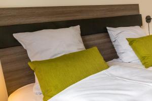Postel nebo postele na pokoji v ubytování Ansager Hotel og Hytteby