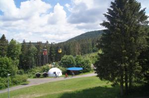 um gazebo e uma tenda num campo em Ferienwohnung Downhill am Bocksberg em Hahnenklee-Bockswiese