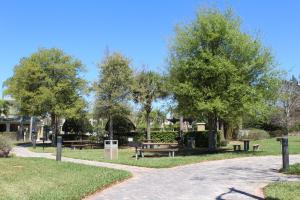 een park met banken en bomen en een pad bij 210 Disney Universal Convention Center in Orlando