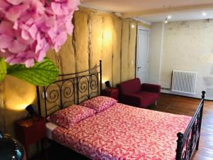 Cama o camas de una habitación en Maison d'Hôtes Rouge Bordeaux