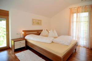 Ένα ή περισσότερα κρεβάτια σε δωμάτιο στο Weinhof Mumelter