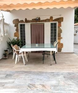 a table and chairs sitting on a patio at Apartamento La Güixa in Albir