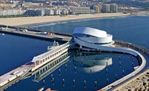 un grande edificio in acqua vicino a una spiaggia di Terrace Matosinhos House a Matosinhos
