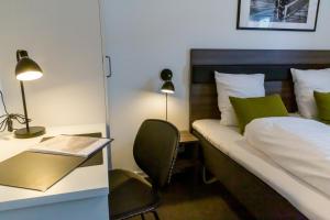 Postel nebo postele na pokoji v ubytování Ansager Hotel og Hytteby
