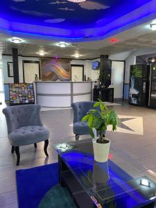 The lobby or reception area at R Nite Star Inn and Suites -Home of the Cowboys & Rangers