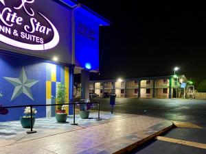 Gallery image of R Nite Star Inn and Suites -Home of the Cowboys & Rangers in Arlington