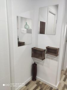 Baño con 2 lavabos y espejo en la pared en La Burbuja, en Almería