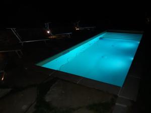 a swimming pool lit up at night at I Poggi di Belvedere in Cerbaiolo