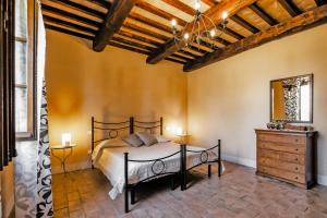een slaapkamer met een bed en een houten plafond bij B&B Vallecupa in Farnese