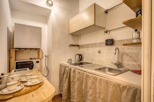 cocina con fregadero y encimera de madera en FRESH HOUSE TREVI 2, en Roma
