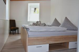 een slaapkamer met een bed met een houten frame bij FeWo 2 - Deidesheim in Deidesheim