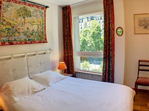 シャモニー・モンブランにあるL'Outa Panoramiqueのベッドルーム(白いベッド1台、窓付)