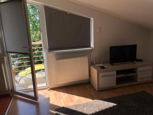 Televízia a/alebo spoločenská miestnosť v ubytovaní Sunrise 3 Apartment