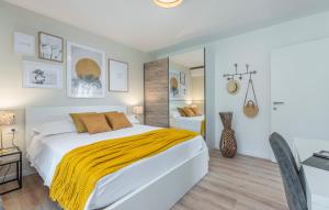 Postel nebo postele na pokoji v ubytování JUST RENOVATED stylish 2 bedrooms apartment only a few steps from the beach!