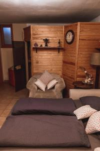מיטה או מיטות בחדר ב-Apartma Vintgar