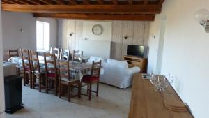 ein Wohnzimmer mit einem Tisch und einem Sofa in der Unterkunft Maison de la Delle in Pertheville-Ners