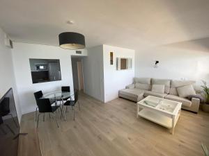 uma sala de estar com um sofá e uma mesa em Casa de Playa em Estepona
