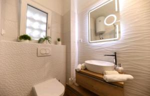 y baño con lavabo, aseo y espejo. en Apartment Skalinada, en Zadar