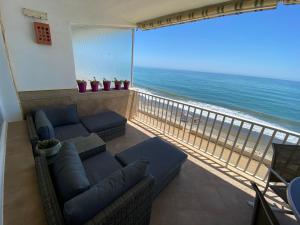uma sala de estar com vista para o oceano em Casa de Playa em Estepona