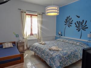 サッサリにあるI Due Ciuchini Sardiniaの青い壁のベッドルーム1室(ベッド1台付)