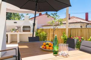 Patio alebo iná vonkajšia časť ubytovania Villa Elena Deluxe mit Whirlpool und beheiztem Pool am Meer und wunderschönen Blick auf die Brijuni Inseln
