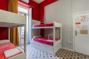 Postel nebo postele na pokoji v ubytování Red Nest Hostel
