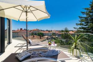 Balkón alebo terasa v ubytovaní Villa Elena Deluxe mit Whirlpool und beheiztem Pool am Meer und wunderschönen Blick auf die Brijuni Inseln