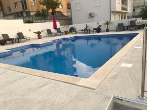 uma piscina com água azul num hotel em Villa Luna em Trogir