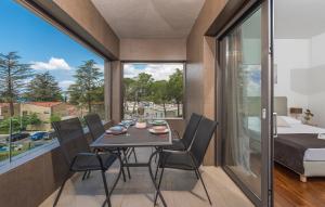 uma sala de jantar com uma mesa e cadeiras numa varanda em SPADA Apartment 3 bedrooms near the beach! em Porec