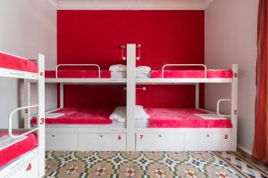 Postel nebo postele na pokoji v ubytování Red Nest Hostel