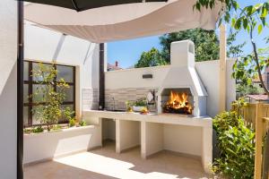 Vonkajšia záhrada v ubytovaní Villa Elena Deluxe mit Whirlpool und beheiztem Pool am Meer und wunderschönen Blick auf die Brijuni Inseln